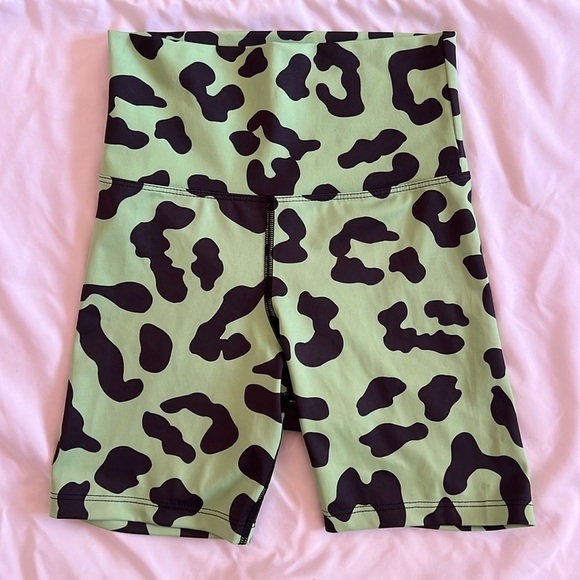 Beach Riot Sport Bike Shorts Leopard Print Green & Black Size Small - Picture 3 of 4